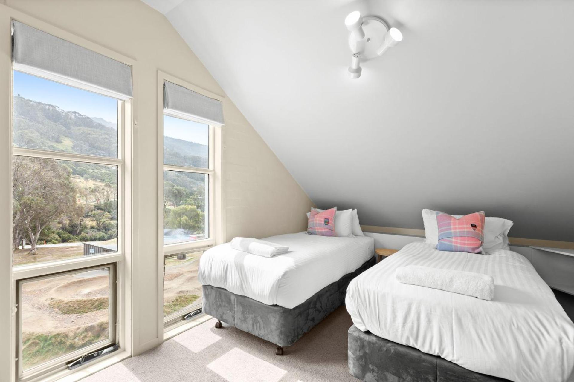 Village Green 2 Bedroom Loft Townhouse With Views Fireplace And Garage Parking 스레드보 외부 사진